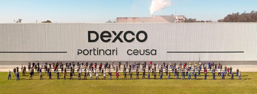 Colaboradores da Dexco reunidos em frente à fábrica de Portinari e Ceusa, com a fachada do prédio ao fundo