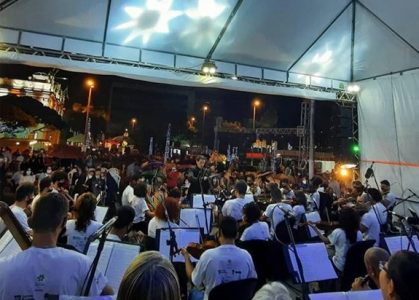 Jovens tocando instrumentos musicais no projeto social Orquestra Jovem de Aracaju